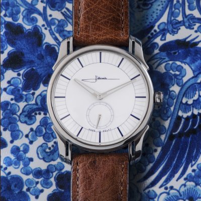 Ornament 1 Delft Blue wristwatch on Delft Blue pottery