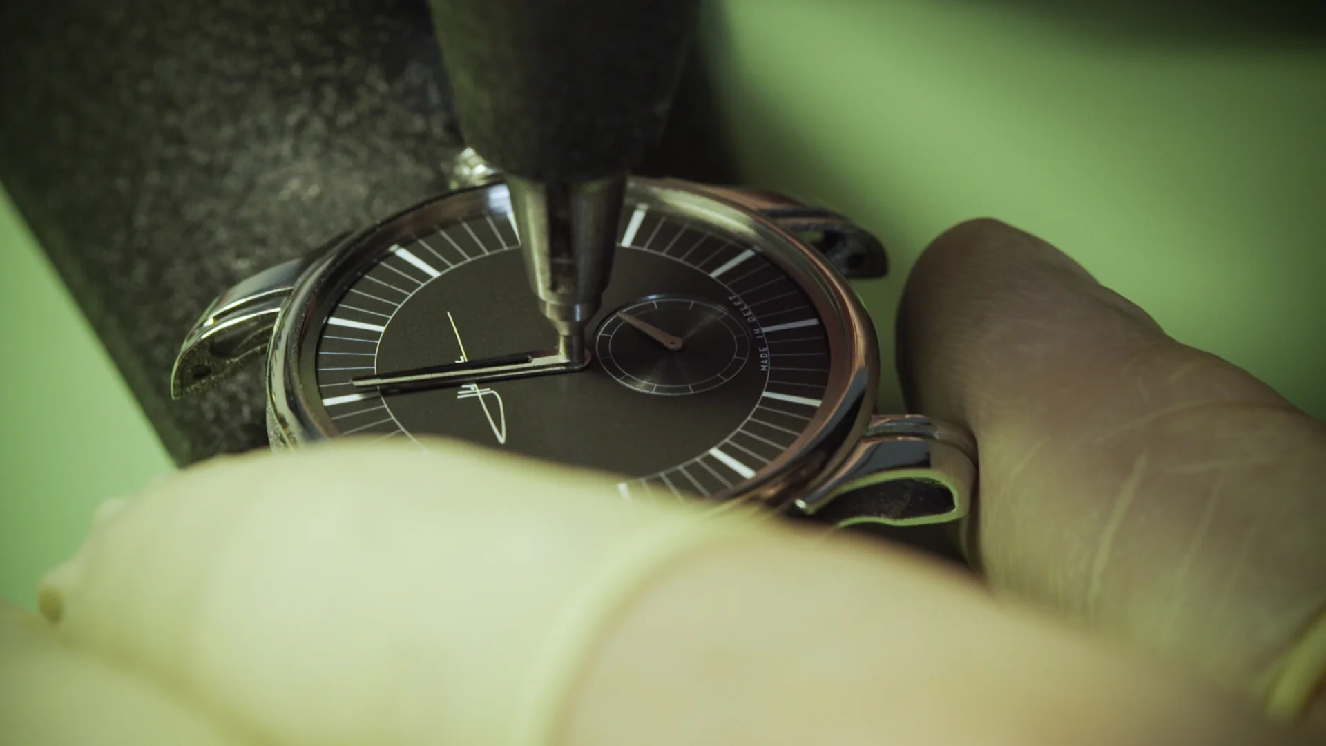 Assembly work on a Holthinrichs watch in the Delft atelier