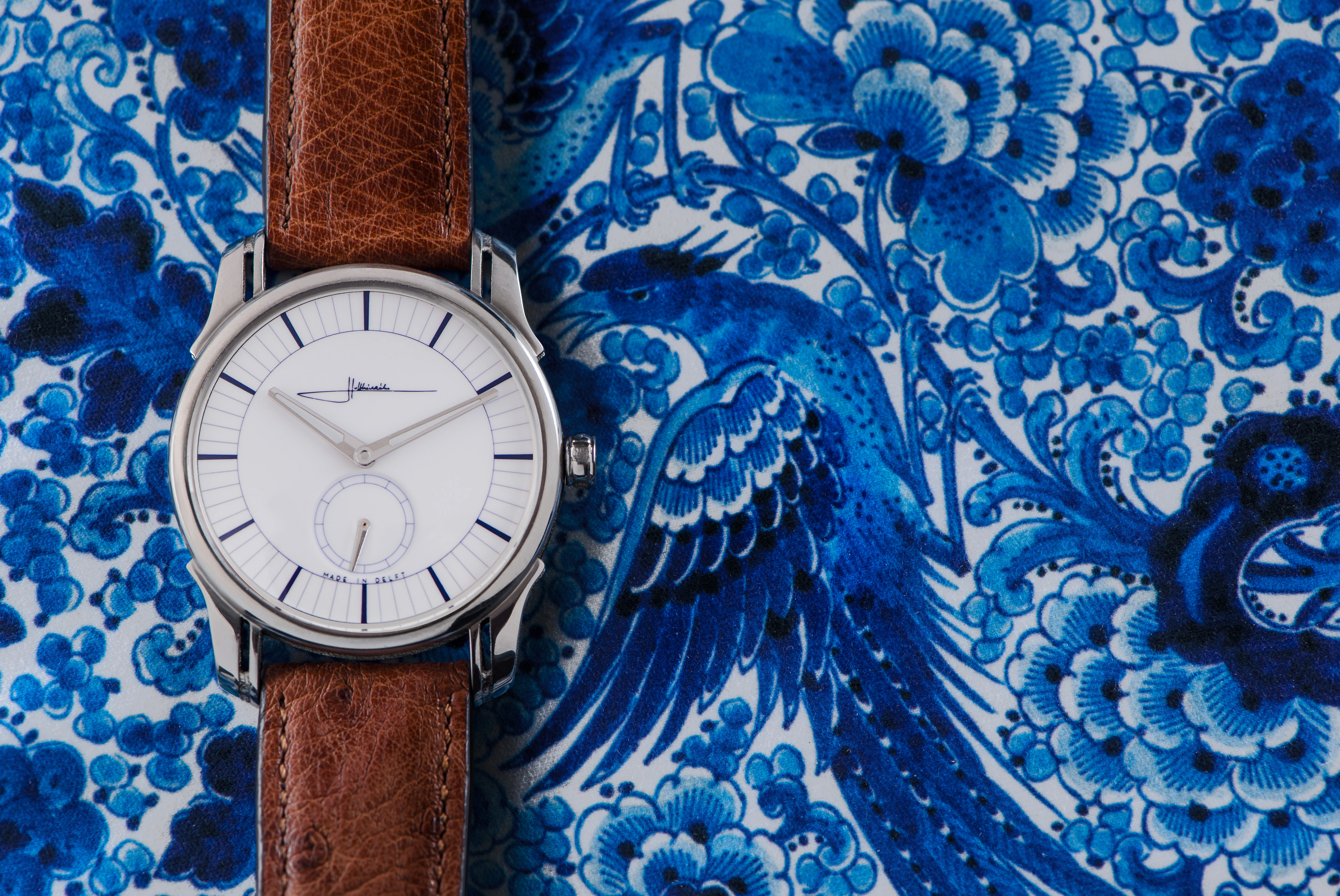 Ornament 1 Delft Blue wristwatch on Delft Blue pottery